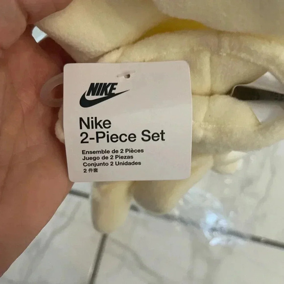 Nike Two Piece Hat and Gloves Set 2T-4T - Picture 4 of 6